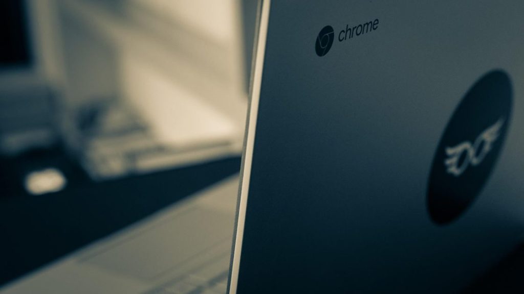 Student werkt met laptop - beste Chromebook modellen voor studeren en aantekeningen maken