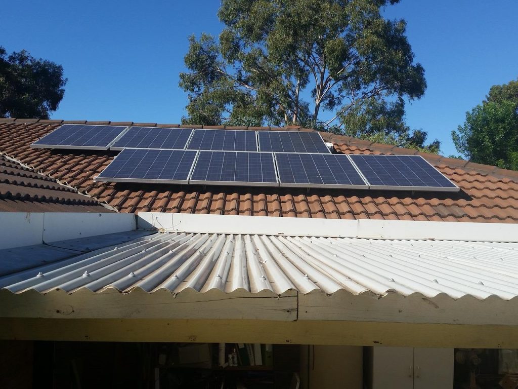 Zonnepanelen installateur in Arnhem plaatst zonnepanelen op dak voor duurzame energieoplossing