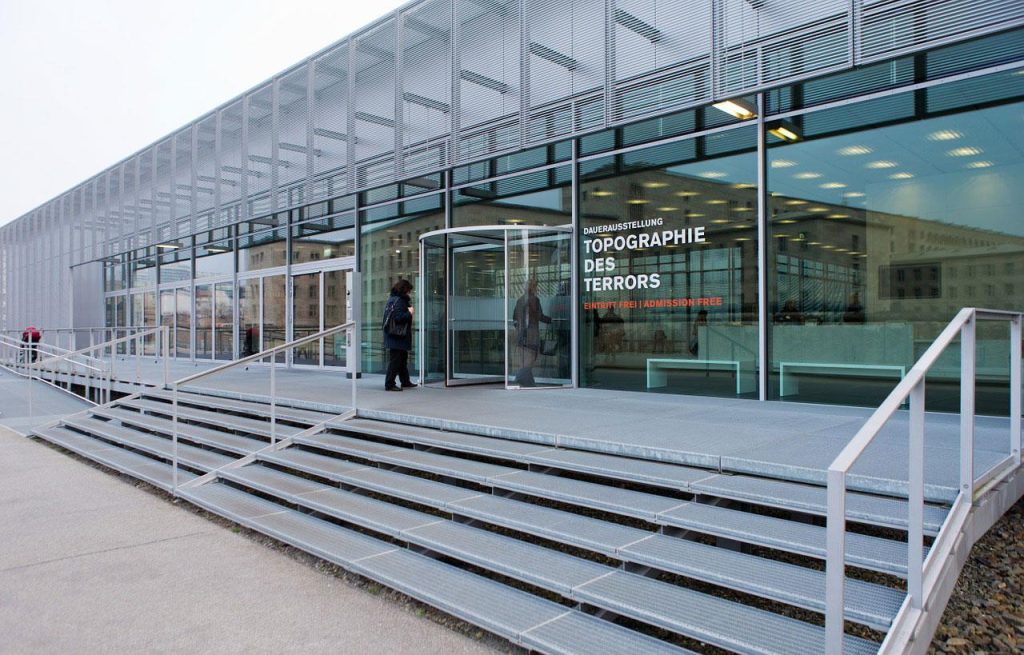 Automatische draaideuren bieden moderne toegang voor efficiënte doorloop in publieke gebouwen