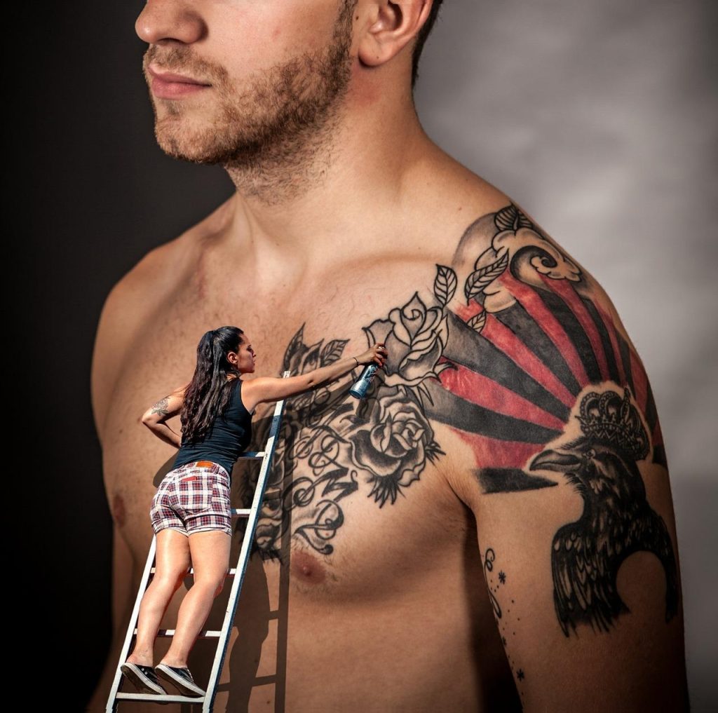 Realistische tattoo van een portret met ingewikkelde schaduw en lichttechnieken voor diepte en dimensie
