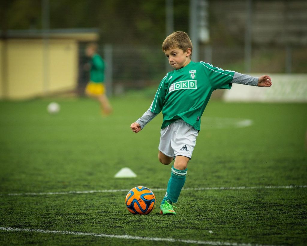 Zaalvoetbal in Hilversum: spelers in actie tijdens een wedstrijd in een moderne sportzaal