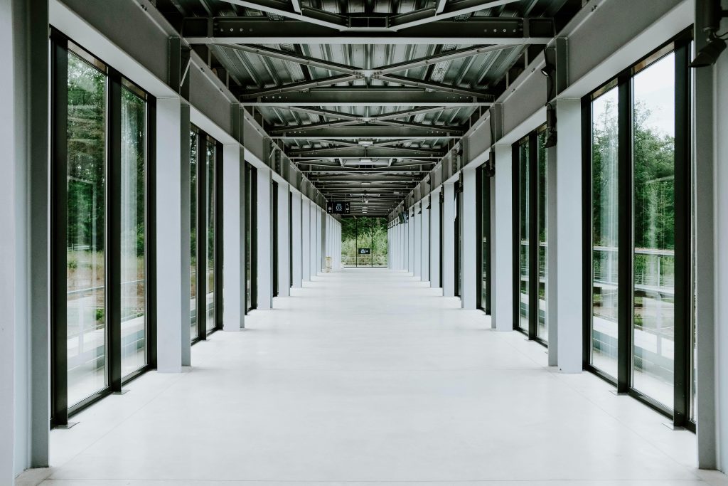 Moderne gietvloer in interieur met strakke, naadloze afwerking en minimalistische uitstraling