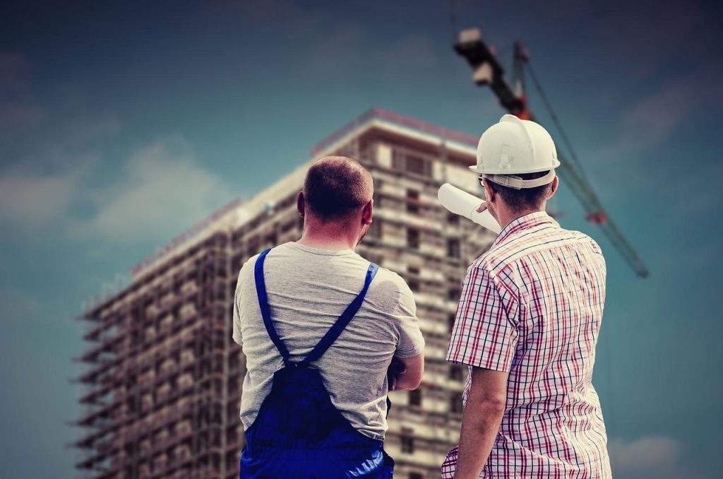 Specialist voert keuring van hijsmiddelen uit op werklocatie in bouw en industrie