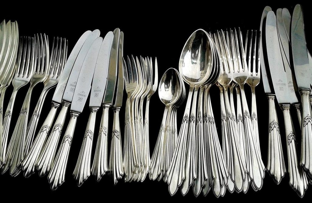 Kwalitatief bestek in zilver dat dagelijks gebruikt wordt in een horecazaak voor een professionele tafelbeleving