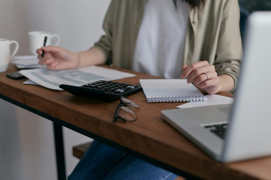 Ondernemer die slim online boekhouden uitvoert met administratieve documenten en financiële rapportages op het bureau