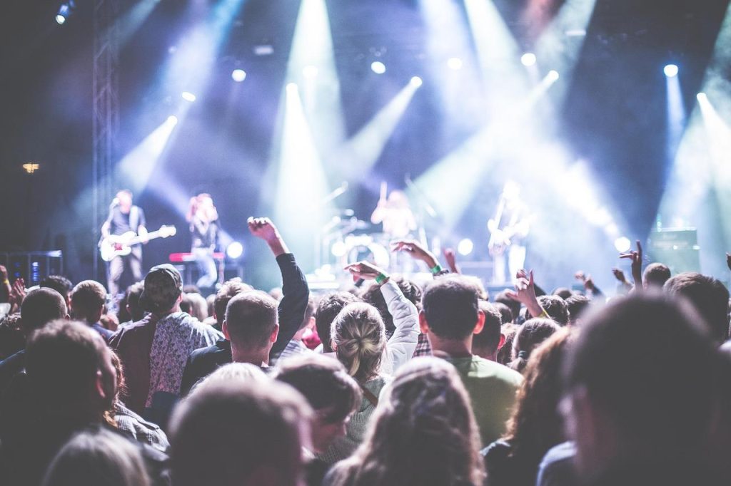 Professionele podiumverlichting setup met LED-systemen en gekleurde lichten voor evenementen