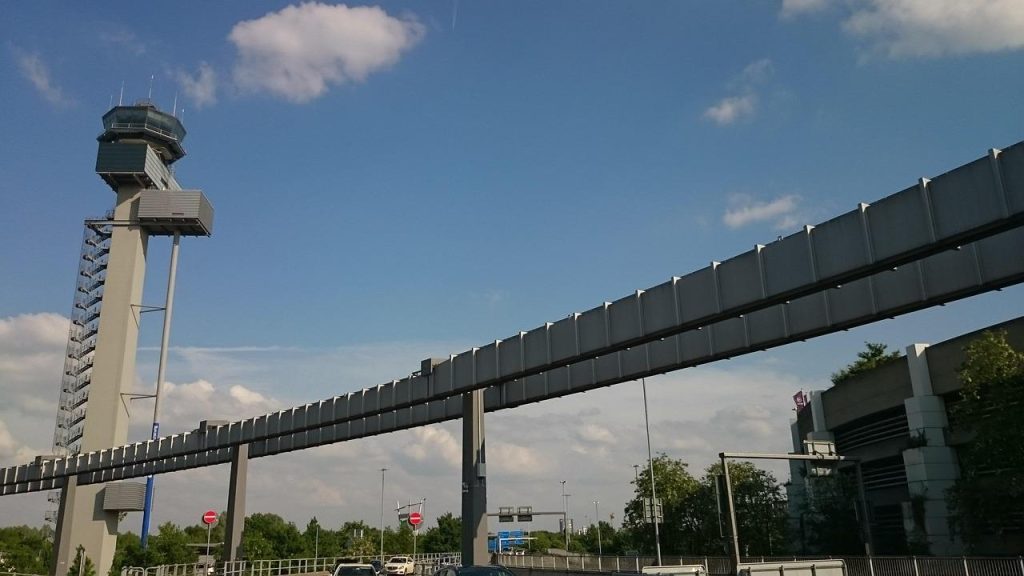 Taxi Arnhem Düsseldorf service voor reizigers naar Düsseldorf Airport during vakantieperiodes met ervaren chauffeurs