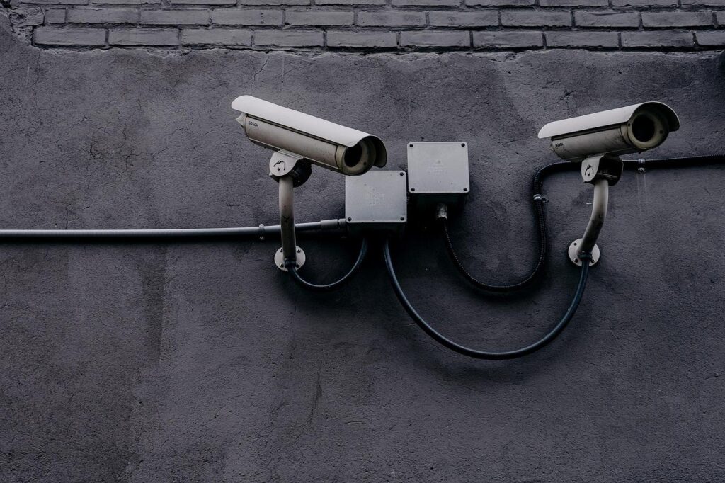 Beveiliger buiten aan gebouw - slim kiezen voor vrijheid en zekerheid in beveiliging met flexibel werken